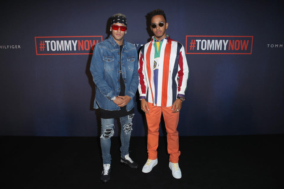 <p>Am liebsten schaut sich der brasilianische Nationalspieler Neymar (l.) die Runway-Shows mit seinem Mode-Kumpel, dem Formel-1-Rennfahrer Lewis Hamilton, an. Wie hier die Show von Tommy Hilfiger in London. (Bild: Getty Images) </p>