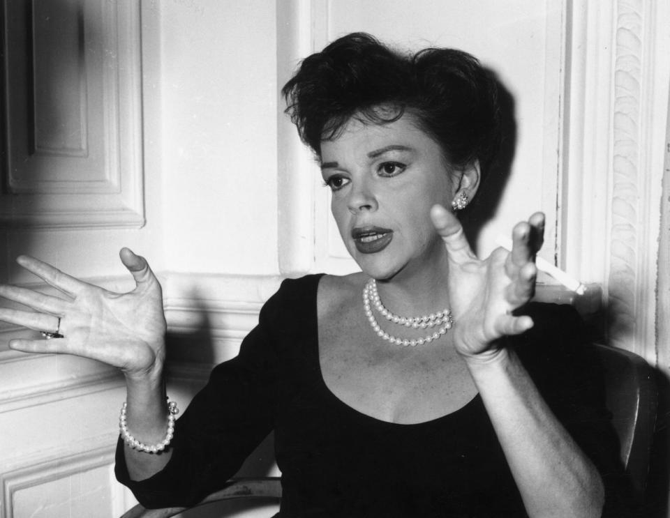 Judy Garland verkörperte ein typisches Kinderstar-Schicksal. Mit zweieinhalb Jahren stand sie bereits auf der Bühne, wurde als 16-Jährige mit "Der Zauberer von Oz" zur Legende und später medikamentenabhängig ... (Bild: Central Press/Getty Images)