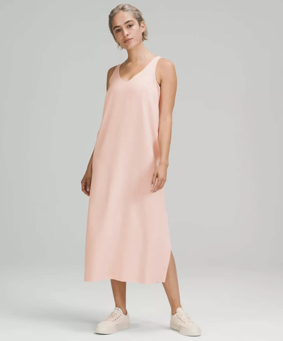 Vestido a media pierna con escote de pico (Foto a través de Lululemon).