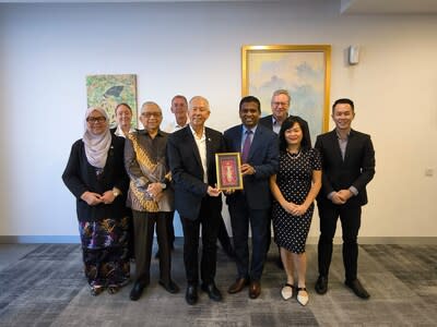 Datuk Sebastian Ting, Deputy Minister for Tourism Sarawak (centre left) with Senthil Gopinath, CEO of ICCA (centre right) kickstarting the first ICCA Association Impact Masterclass today in Kuching at the Borneo Convention Centre Kuching.