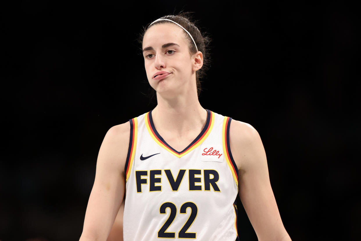 Caitlin Clark, escolta del Indiana Fever, ha tenido un duro inicio de carrera profesional en la WNBA. (Foto: Luke Hales/Getty Images)