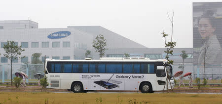 A bus, with image of the Samsung Galaxy Note 7, transports employees on the way to work at the Samsung factory in Thai Nguyen province, north of Hanoi, Vietnam October 13, 2016. REUTERS/Kham