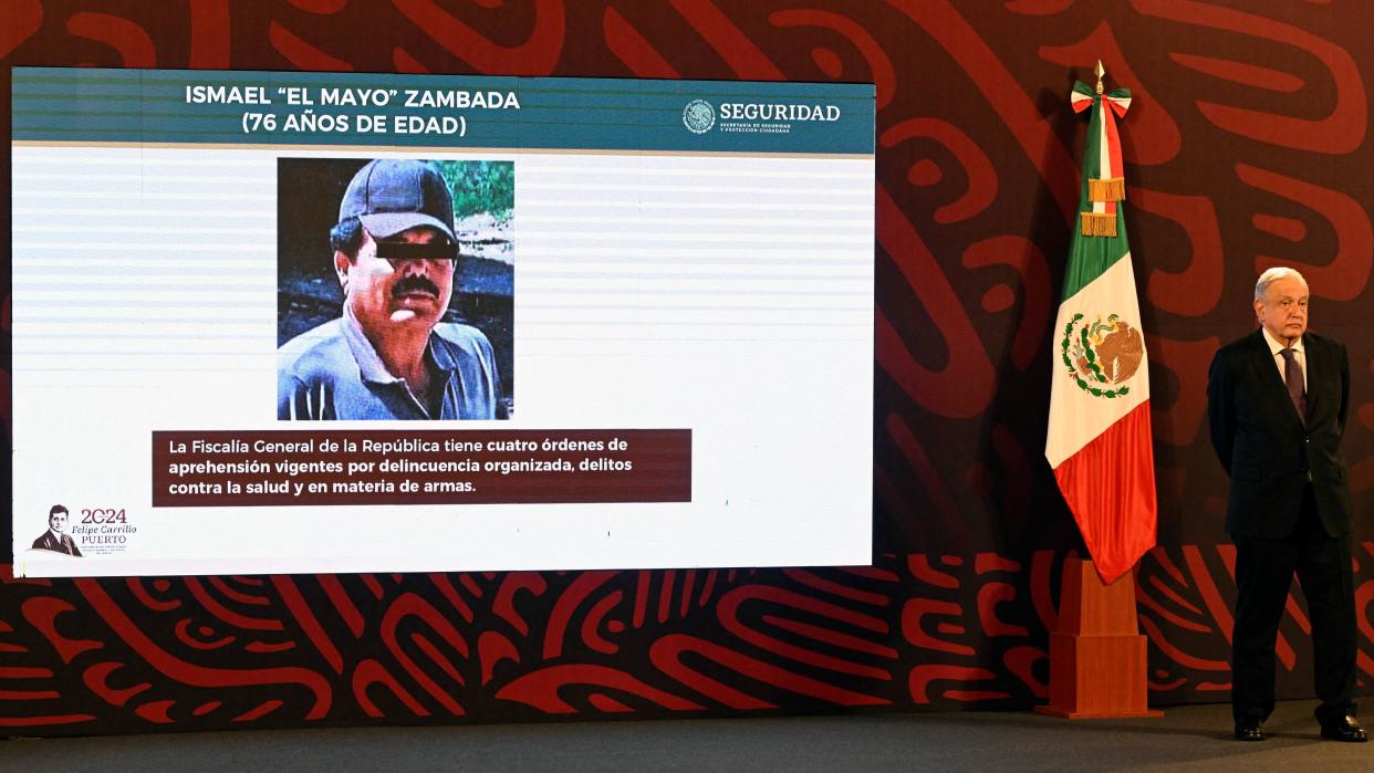 AMLO junto a una foto del Mayo Zambada durante una conferencia