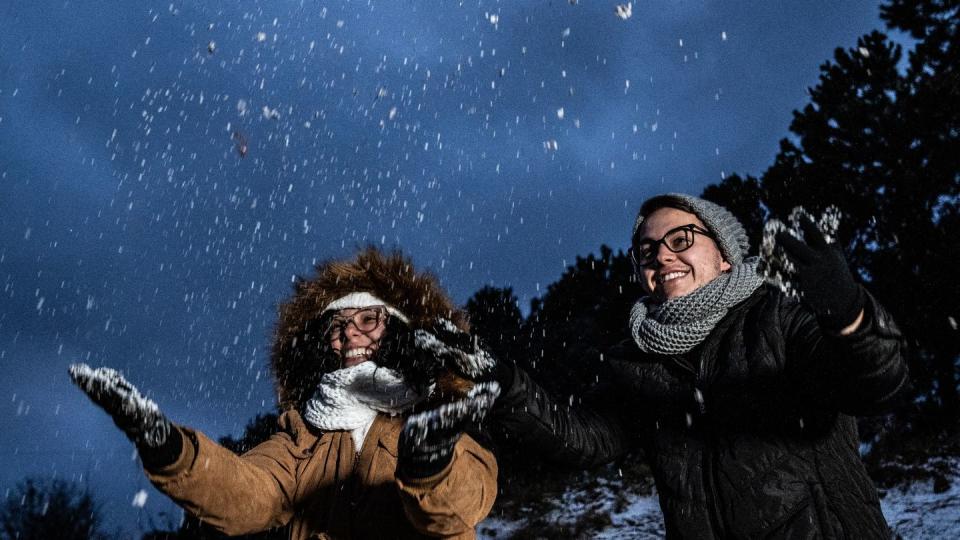 Zwei junge Frauen freuen sich in Sao Joaquim-Urupema im Bundesstaat Santa Catarina über Schnee.