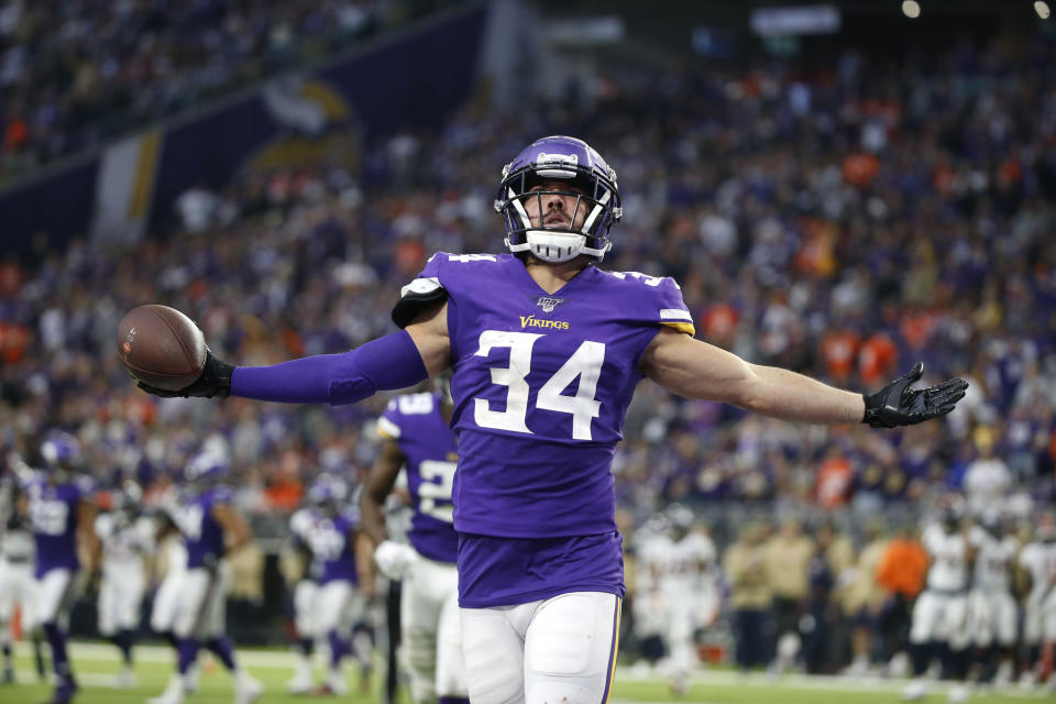 ARCHIVO - En imagen de archivo del 17 de noviembre de 2019, el strong safety Andrew Sendejo, de los Vikings de Minnesota, festeja luego de interceptar un pase en el duelo de NFL ante los Broncos de Denver, en Minneapolis. (AP Foto/Bruce Kluckhohn, archivo)