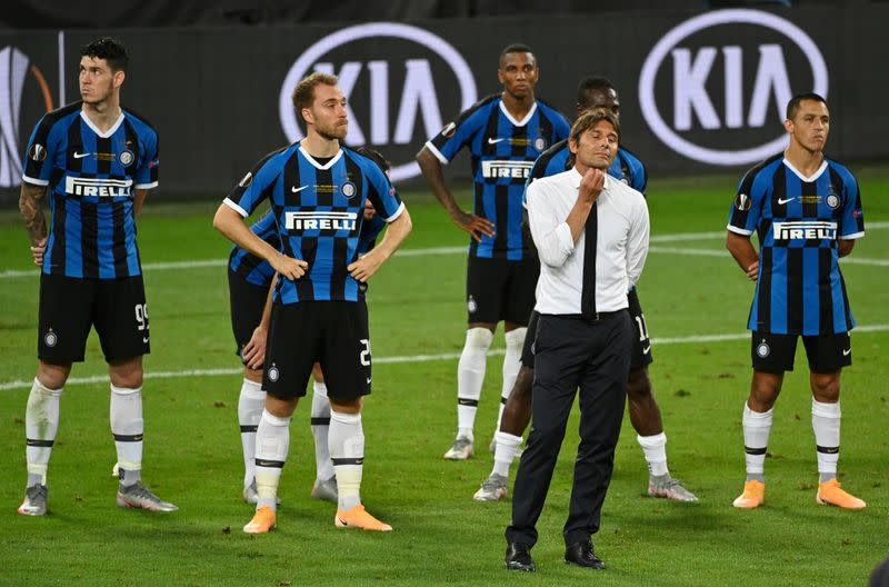 El DT del Inter de Milán, Antonio Conte, junto a sus jugadores observan tras perder la final de la Europa Lueague 3-2 a manos del Sevilla, en el RheinEnergieStadion, Colonia, Alemania