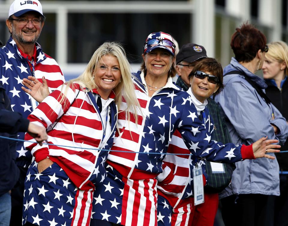 Spectators supporting the U.S. Ryder Cup team watch practice ahead of the 2014 Ryder Cup at Gleneagles in Scotland September 23, 2014. REUTERS/Russell Cheyne (BRITAIN - Tags: SPORT GOLF)