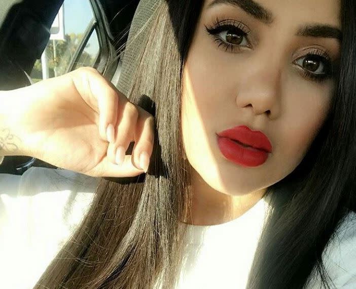 <p>Miss Irak 2014 devenue influenceuse, Tara Farès partageait quotidiennement des photos d’elle sur son compte Instagram suivi par près de 3 millions de fans. Adepte d’excentricités capillaires, de maquillage prononcé, de tatouages et de poses sexy, la jeune femme de 22 ans défendait un mode de vie libre dans un pays aux mœurs peu permissives. Un choix qui lui aura coûté la vie, l’influenceuse ayant été abattue de trois tirs mortels alors qu’elle était au volant de sa sa Porsche, dans un quartier du centre de Bagdad le 27 septembre 2018. </p>