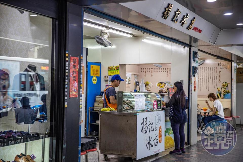 開在漢口街上的「楊記冰店」，見證西門町商圈近數十年來的衰榮。