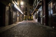 Una calle de bares de Granada, muy cerca de la famosa calle Elvira, completamente desierta por el toque de queda. (Photo by Carlos Gil Andreu/Getty Images)