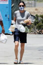 <p>On Sunday, a masked Courteney Cox hits up the Malibu Farmers Market.</p>