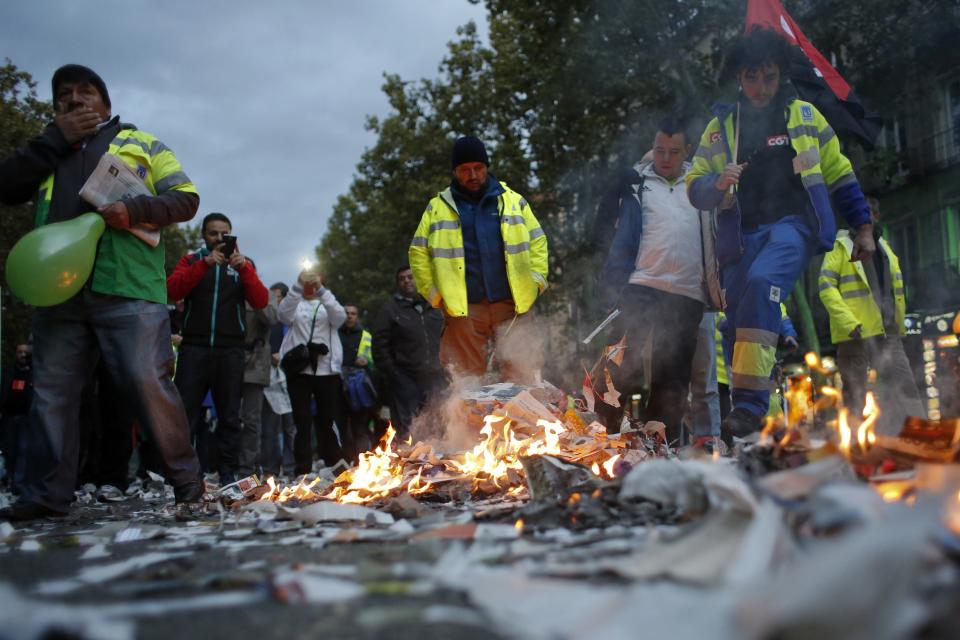 Cleaning workers burn garbage during a protest in Madrid November 4, 2013. Spain's labor unions called for an indefinite strike from Tuesday in Spain's capital for the street cleaning and park maintenance sectors in protest against announced layoffs that could affect around a thousand municipal workers, according to local media. (REUTERS/Juan Medina)