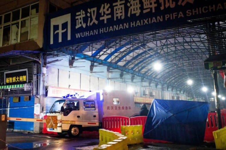 El mercado mayorista de mariscos de Huanan, en Wuhan, fue cerrado el 1 de enero de 2020