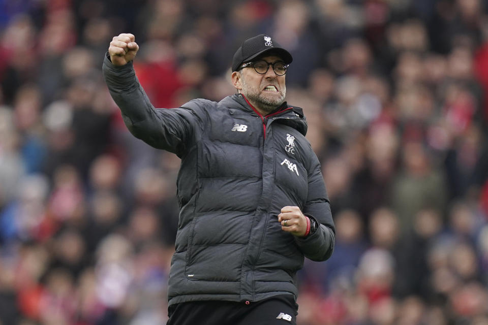 Jürgen Klopp, el técnico del Liverpool, festeja al final de un partido de la Liga Premier ante Bournemouth, el sábado 7 demarzo de 2020 (AP Foto/Jon Super)