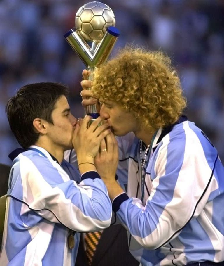 Javier Saviola y Fabricio Coloccini besando el trofeo de campeones del mundo Sub 20 en 2001, en el estadio de Vélez