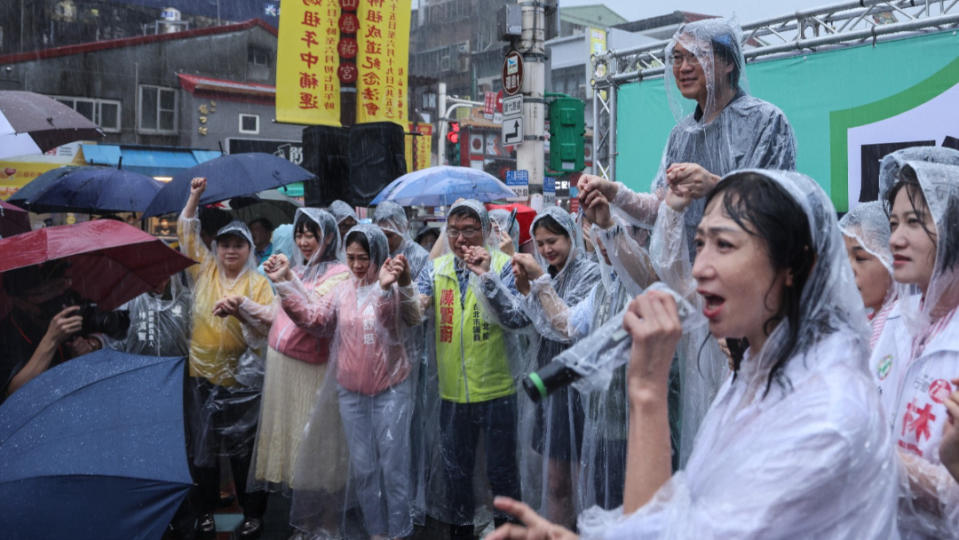 「反濫權 護民主」說明會活動台北場現場，台上中者為民進黨秘書長林右昌、兩旁還有許淑華、吳思瑤、張茂楠等人。陳品佑攝