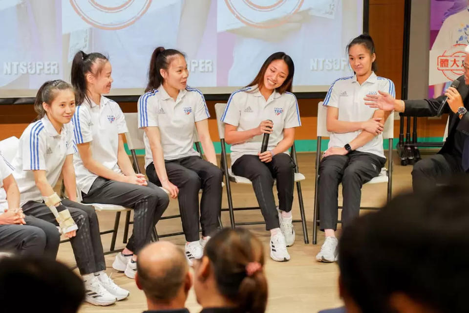 林政賢主任與郭甯亞教練訪談韻律體操選手。國立體大提供