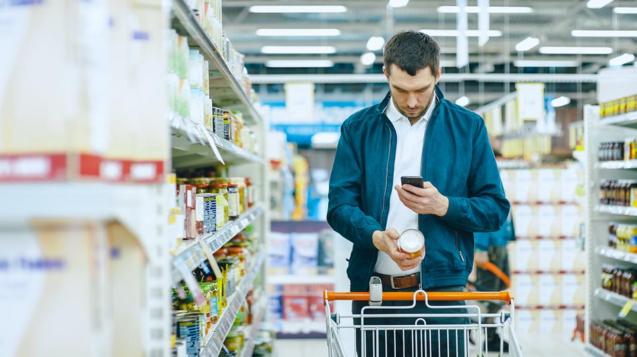 <a href="https://www.shutterstock.com/es/image-photo/supermarket-handsome-man-uses-smartphone-takes-1275256156" rel="nofollow noopener" target="_blank" data-ylk="slk:Shutterstock / Gorodenkoff;elm:context_link;itc:0;sec:content-canvas" class="link ">Shutterstock / Gorodenkoff</a>