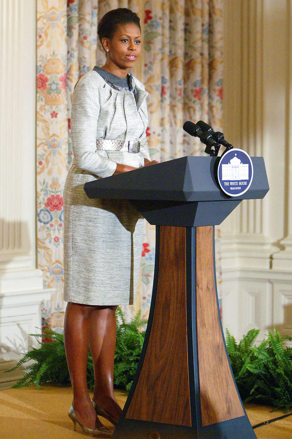 Michelle Obama hatte schon 2009 einen Faible für Metallic, wenn hier auch nur der Gürtel glänzte.