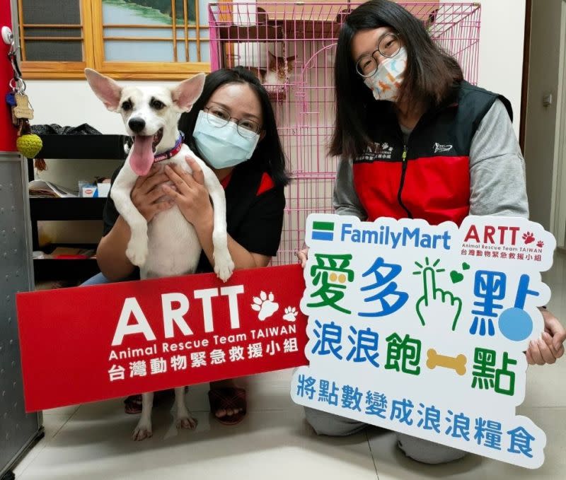 ▲台灣動物緊急救援小組攜手全家便利商店推出「讓愛多一點，浪浪飽一點」活動。（圖／台灣動物緊急救援小組）