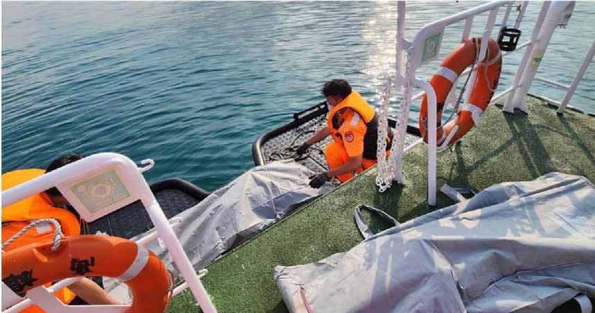 高雄海域驚現神秘浮屍，漁船疑遭翻覆，海巡緊急將人撈上岸，2漁民身分成謎。（圖／翻攝畫面）