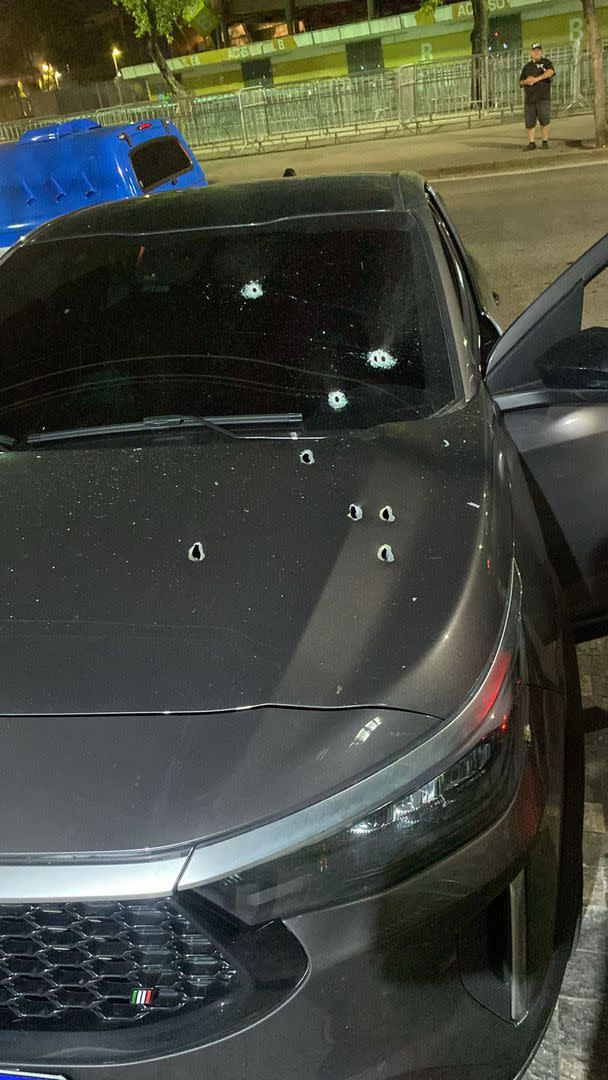 Impactos de bala sobre un auto, tras el tiroteo entre un motochorro y un policía que estaba de franco frente al Maracaná