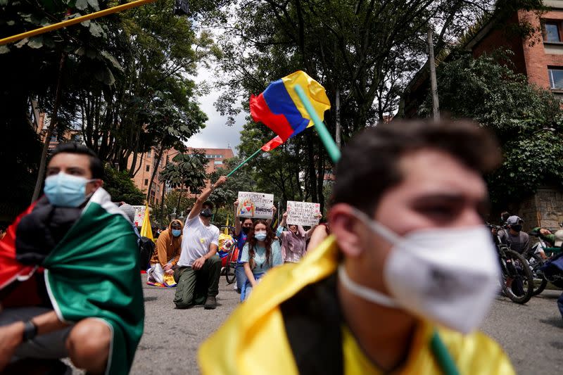 Foto del jueves de manifestantes en una marcha en Bogota