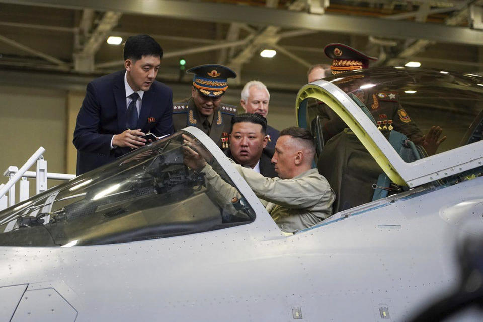 En esta imagen, distribuida en el canal de Telegram del gobernador de la región rusa de Khabarovsky Krai, Mikhail Degtyarev, se muestra al líder de Corea del Norte, Kim Jong Un (centro), observando la cabina de un avión de combate durante una visita a una planta de fabricación de cazas, en Komsomolsk-on-Amur, a unos 6.200 kms (3.900 millas) al este de Moscú, Rusia, el 15 de septiembre de 2023. (Canal de Telegram del gobernador de la región rusa de Khabarovsky Krai, Mikhail Degtyarev vía AP)