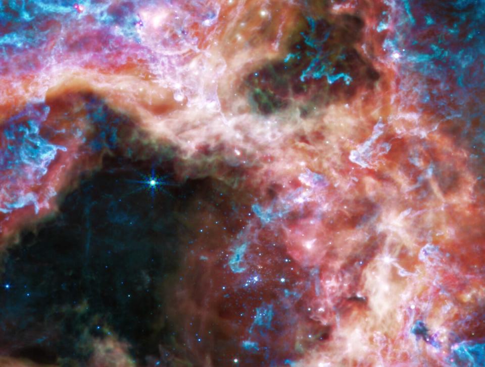 El corazón de la Nebulosa de la Tarántula visto en luz infrarroja media por el telescopio espacial James Webb (Â NASA, ESA, CSA, and STScI)