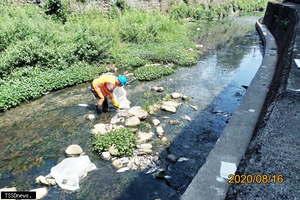 保持河道暢通清潔，環保局發現魚群浮頭，立即予以處理。（圖：環保局提供）