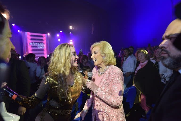 En una sala colmada de público, Fátima Florez bajó a la platea para agradecerle la visita a Mirtha Legrand