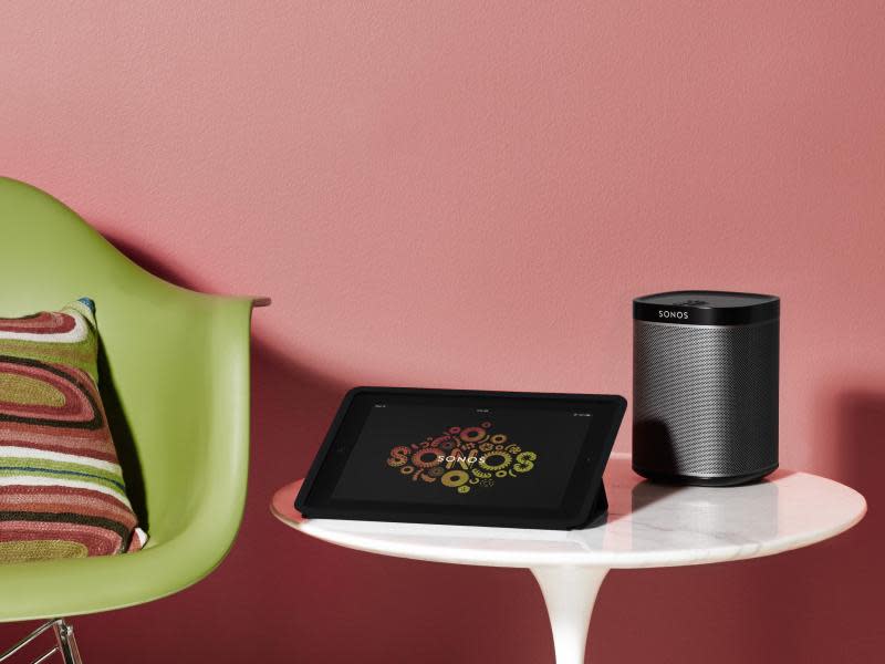 Vom Tablet zur Box: WLAN-Lautsprecher, hier der Play:1 von Sonos für 200 Euro, bekommen ihre Musik nicht mehr nur von der Anlage. Foto: Sonos