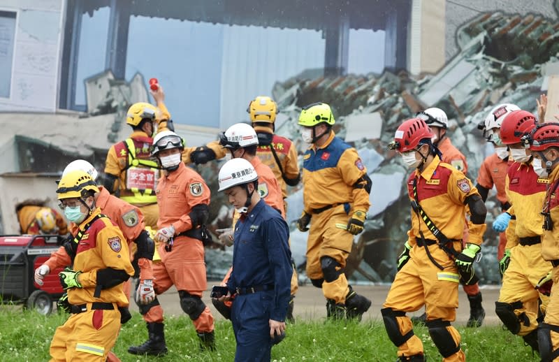 台北市災害防救演習（3） 台北市26日舉行規模6.6地震來襲的災害防救演習，並 於上午針對士林區、北投區發放手機國家級警報測 試，日本東京消防廳也派員到場觀摩。 中央社記者王飛華攝  113年4月26日 