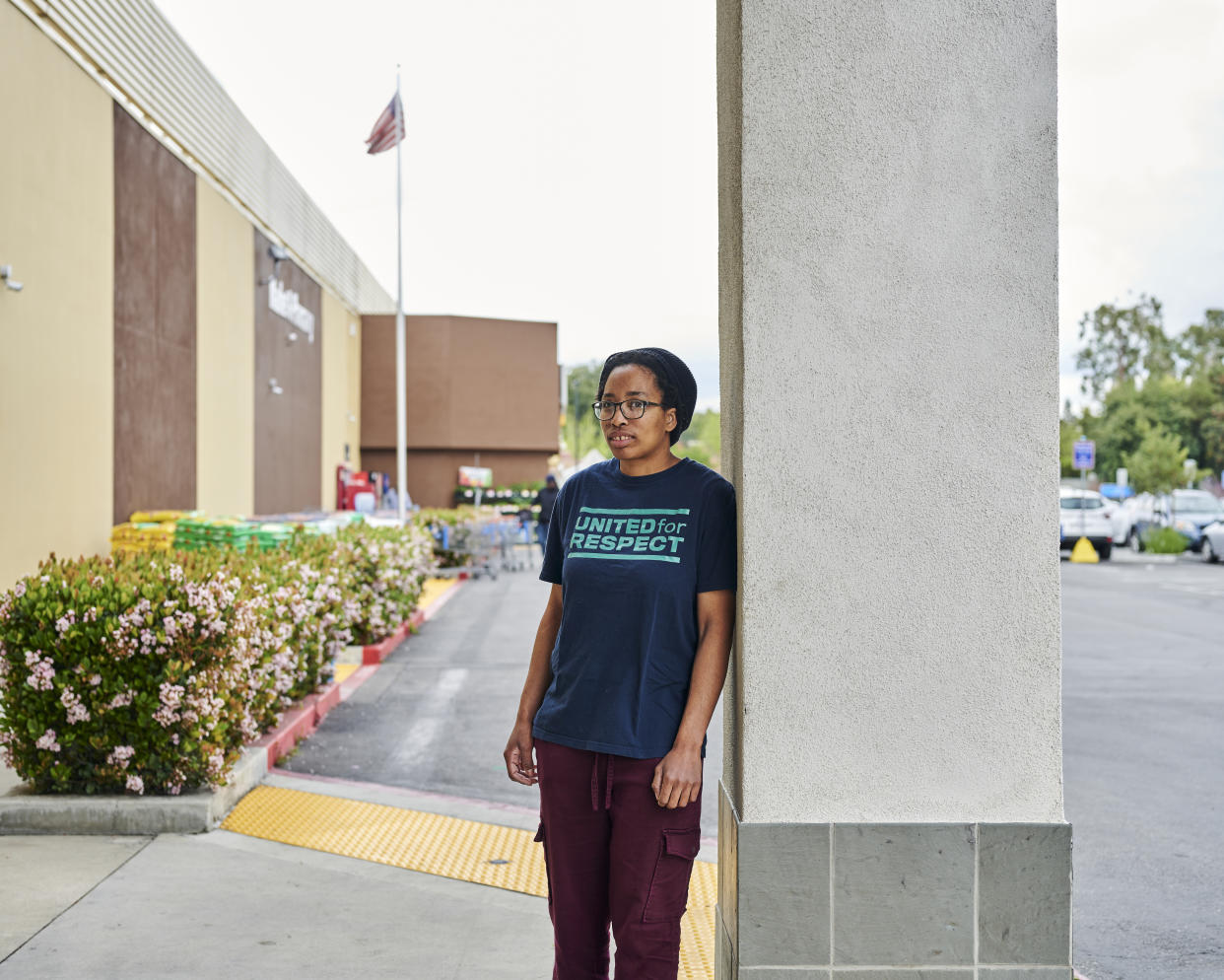 Melissa Love en la entrada de un Walmart en Long Beach, California. (John Francis Peters/The New York Times)