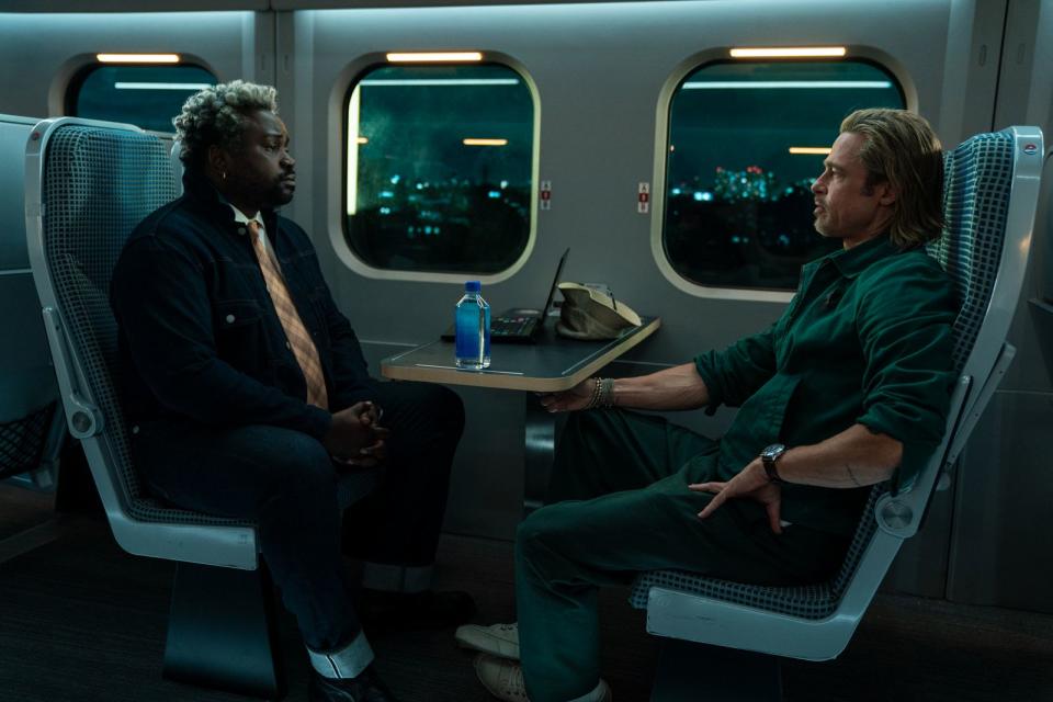 Ladybug (Brad Pitt, rechts, mit Brian Tyree Henry) soll im Shinkansen-Zug zwischen Tokio und Kyoto eigentlich nur einen Koffer abholen. Was einfach klingt, endet blutig. (Bild: Scott Garfield / Sony Pictures)