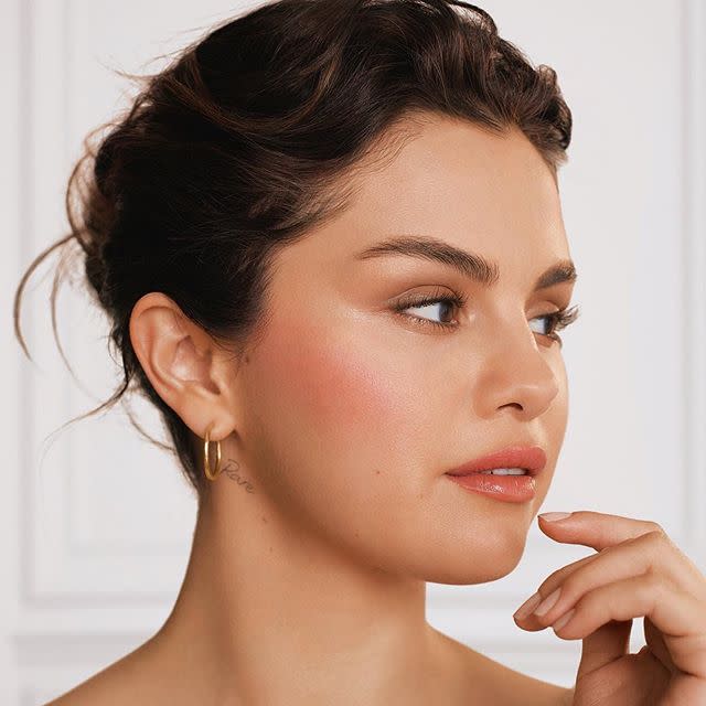 <p>Los favoritos de Selena son estilos opuestos. Le encanta una uña corta de forma natural, pero de repente nos vamos al extremo y arreglamos unas uñas largas para conseguir un look glamoroso y atrevido. </p>