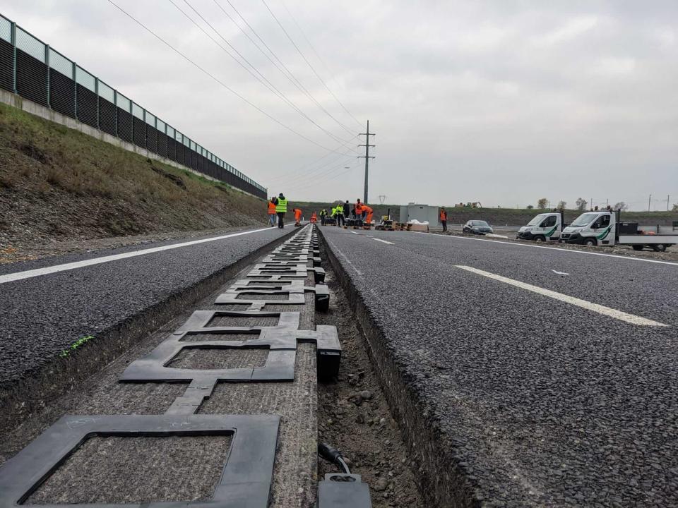 在柏油路面下鋪滿無線充電板，並透過電動車底盤的接收器進行充電。�� 圖片摘自：https://www.stellantis.com/en