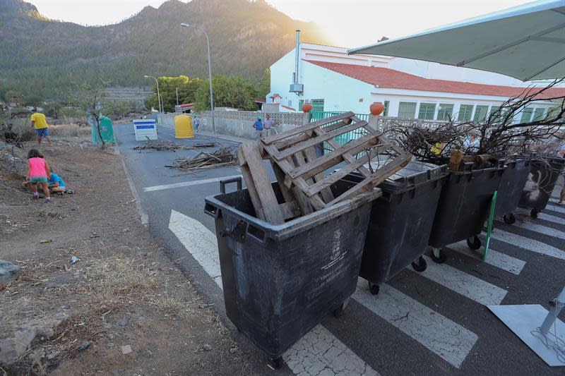 En un pueblo canario han recibido así, con barricadas, a los migrantes trasladados allí para cumplir con la cuarentena impuesta a quienes llegan en patera a las islas. 