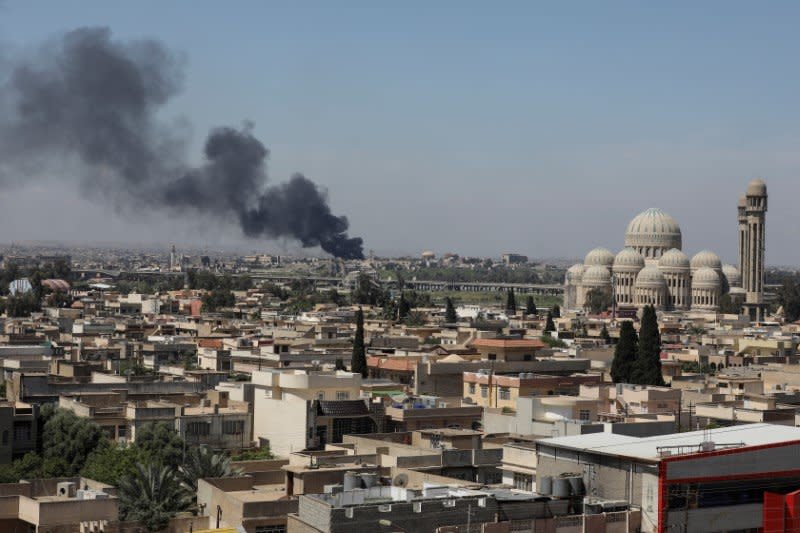 A smoke rises as Iraqi forces fight Islamic State militants in Mosul, Iraq, April 17, 2017. REUTERS/Marko Djurica