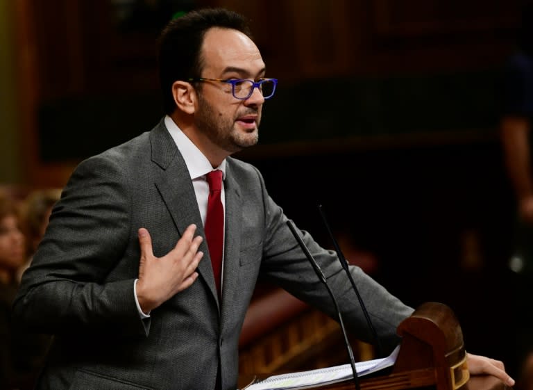 Spanish Socialist Party spokesman, Antonio Hernando speaks at the Spanish Congress on October 27, 2016, in Madrid, during the second day of the parliamentary investiture debate to vote through a prime minister