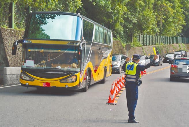 蘇花公路轄區花蓮新城警分局表示，昨上午南下車流順暢，中午過後雖出現車潮仍保持順暢。（羅亦晽攝）