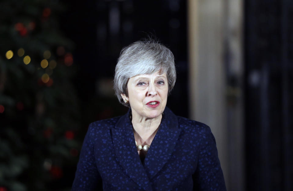 La primera ministra británica Theresa May da un discurso afuera de su oficina en Londres, el miércoles 12 de diciembre de 2018. (AP Foto/Matt Dunham)