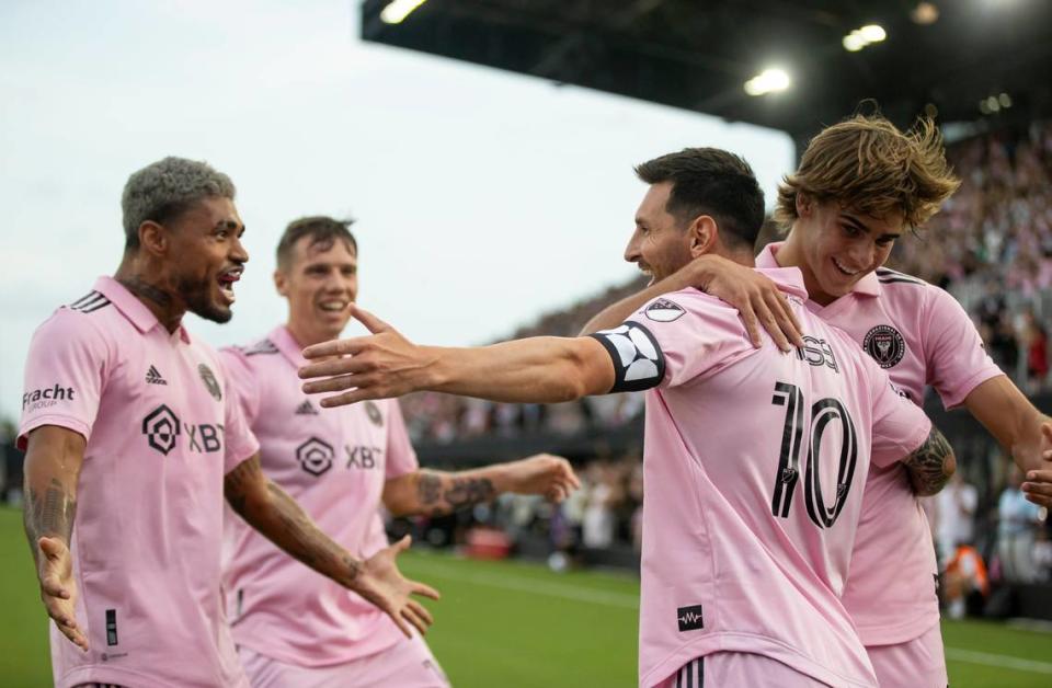 El delantero del Inter Miami Lionel Messi (#10) celebra con sus compañeros de equipo Benjamín Cremaschi (der.), Josef Martínez (izq.) y Robert Taylor tras anotar un gol ante Atlanta United, en el partido de la Leagues Cup celebrado el 25 de julio de 2023 en Fort Lauderdale, Florida. MATIAS J. OCNER/mocner@miamiherald.com