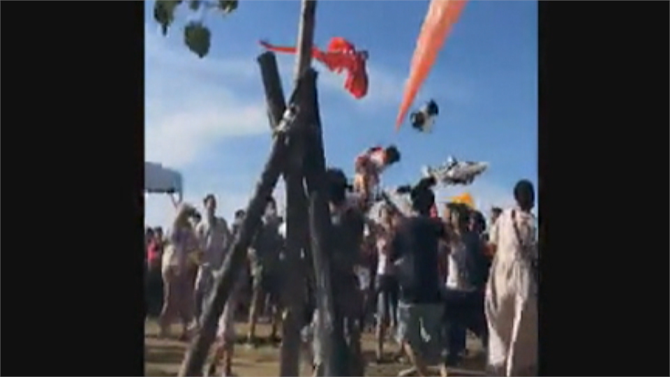 新竹風箏節發生女童遭風箏捲往半空的意外，還好最後在林先生奮力跳接和其他遊客幫忙之下平安降落。