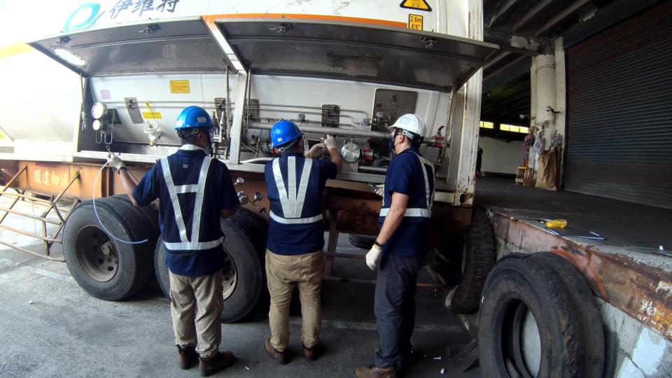 檢警在基隆關查扣走私進口笑氣54公噸，貨主是竹南某科技公司。（圖：檢方提供）