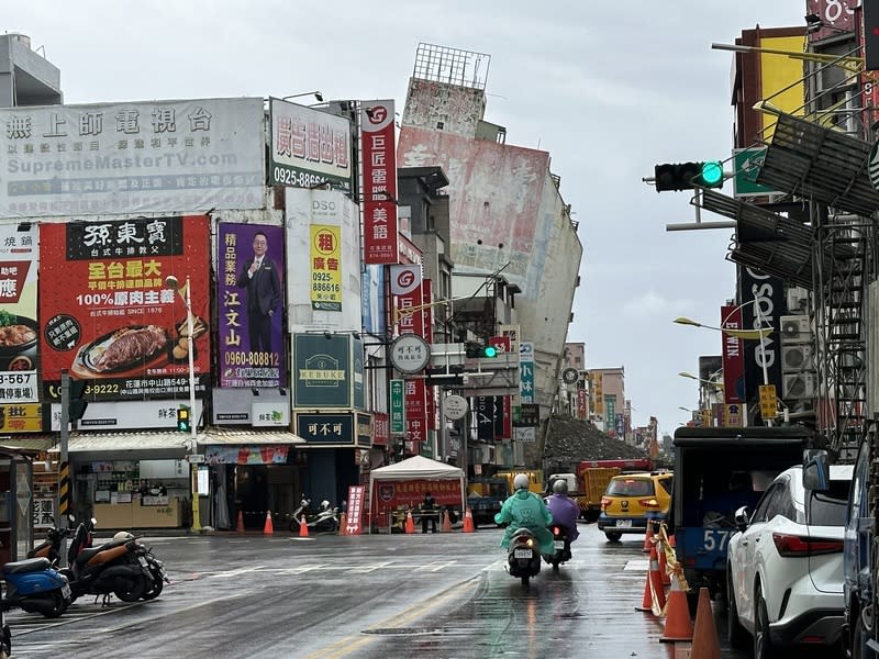 花蓮地震  富凱大飯店進行拆除 0403強震及連續餘震造成花蓮多處大樓傾倒須拆除， 其中富凱大飯店傾倒情形威脅附近住宅安全，花蓮縣 府日前緊急安排拆除。 中央社記者李先鳳攝  113年4月28日 