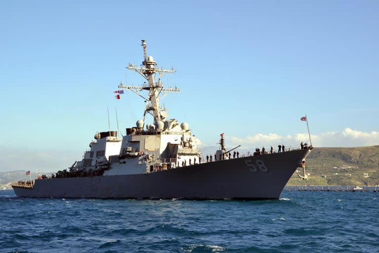 Esta foto de distribución de la Armada estadounidense tomada el 29 de abril de 2015 muestra al USS Laboon (DDG-58) navegando hacia la bahía de Souda, Grecia.
