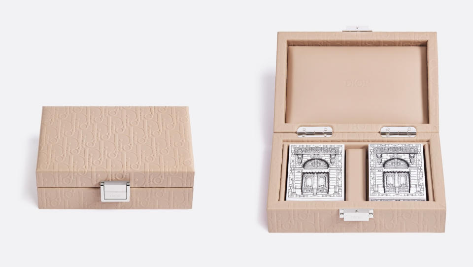精品特殊擺件：Dior撲克牌收藏盒。這款撲克牌收藏盒外觀展現位於 30 Montaigne 經典精品店的外牆紋理，搭配Dior Oblique 主題圖案圖片來源：Dior