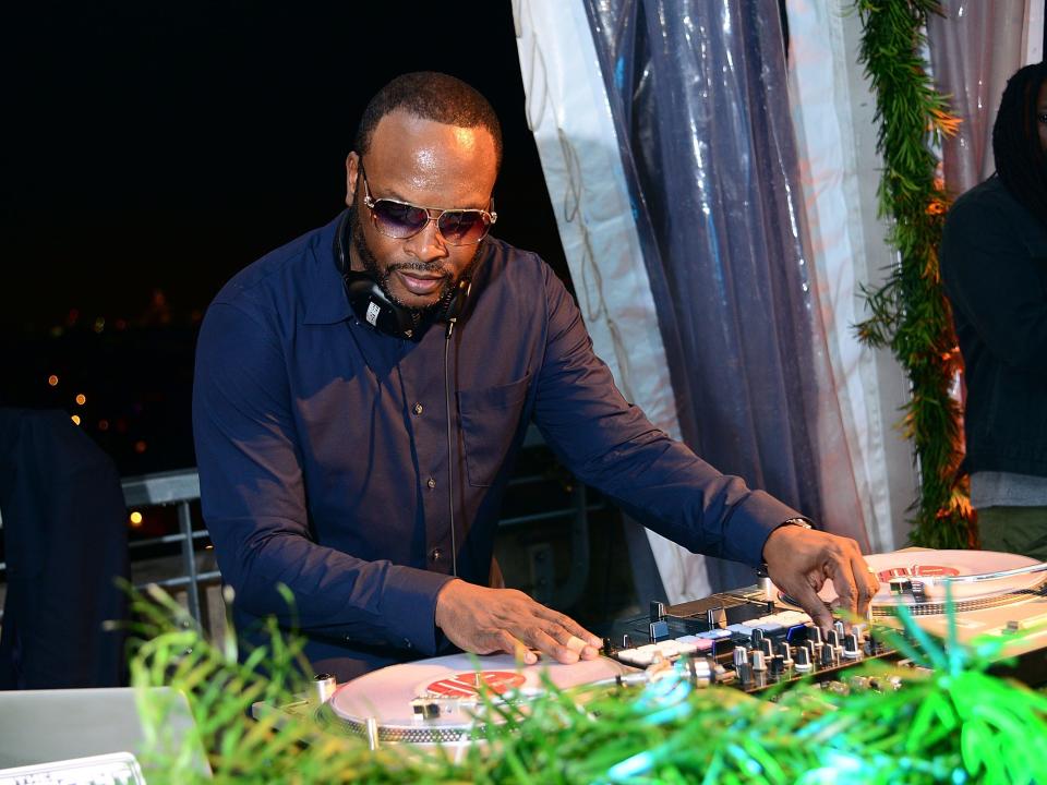 DJ Jazzy Jeff spinning records at a party