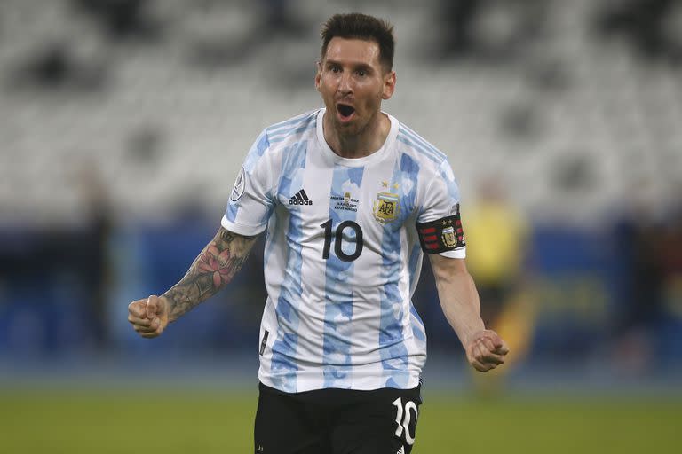 Lionel Messi de Argentina celebra tras anotar el primer gol de su equipo durante un partido del Grupo A entre Argentina y Chile en el Estadio Olímpico Nilton Santos como parte de la Copa América Brasil 2021 el 14 de junio de 2021 en Río de Janeiro, Brasil. 